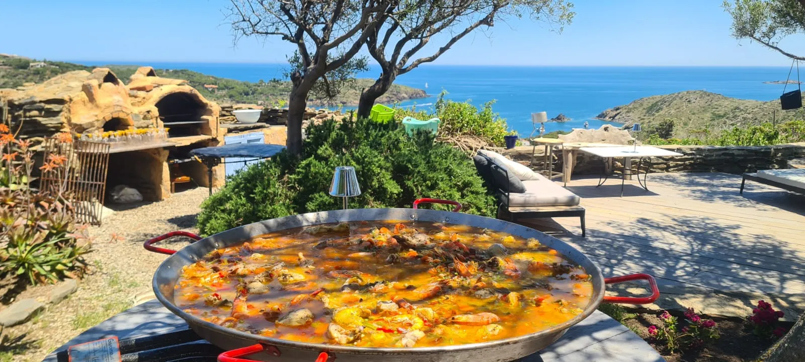Paella servie face à la mer sur la terrasse