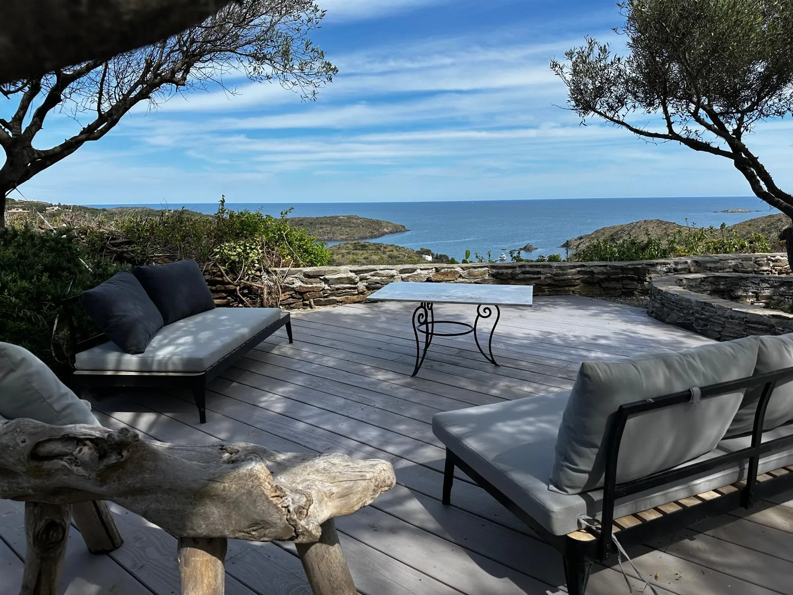 Transats sur la terrasse avec vue mer
