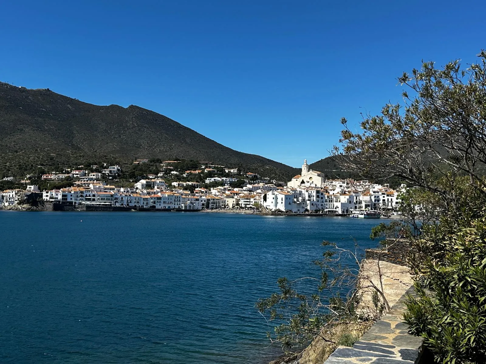 Vue sur le village de Cadaqués et sa baie