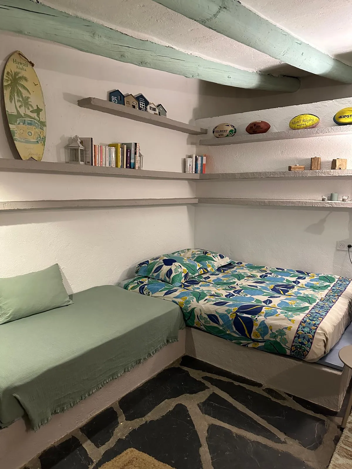 Espace couchage avec banquette dans le Casot
