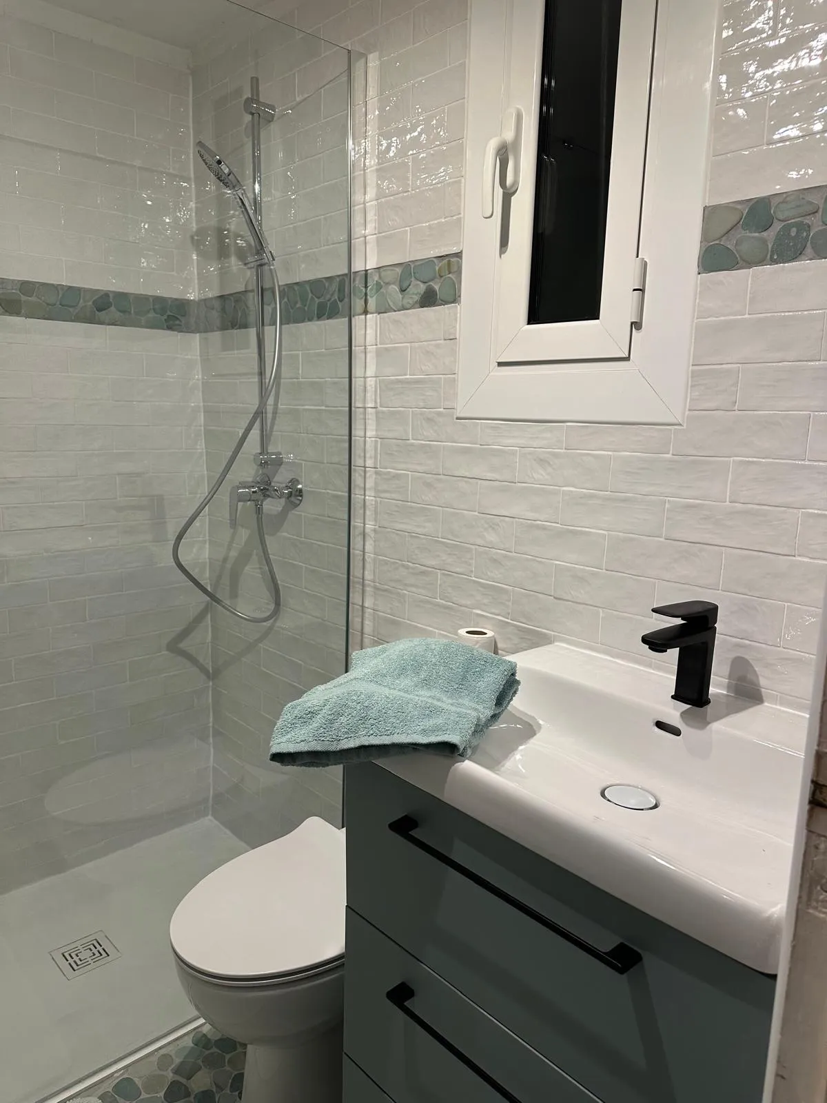 Salle de bain du Casot avec douche et vasque