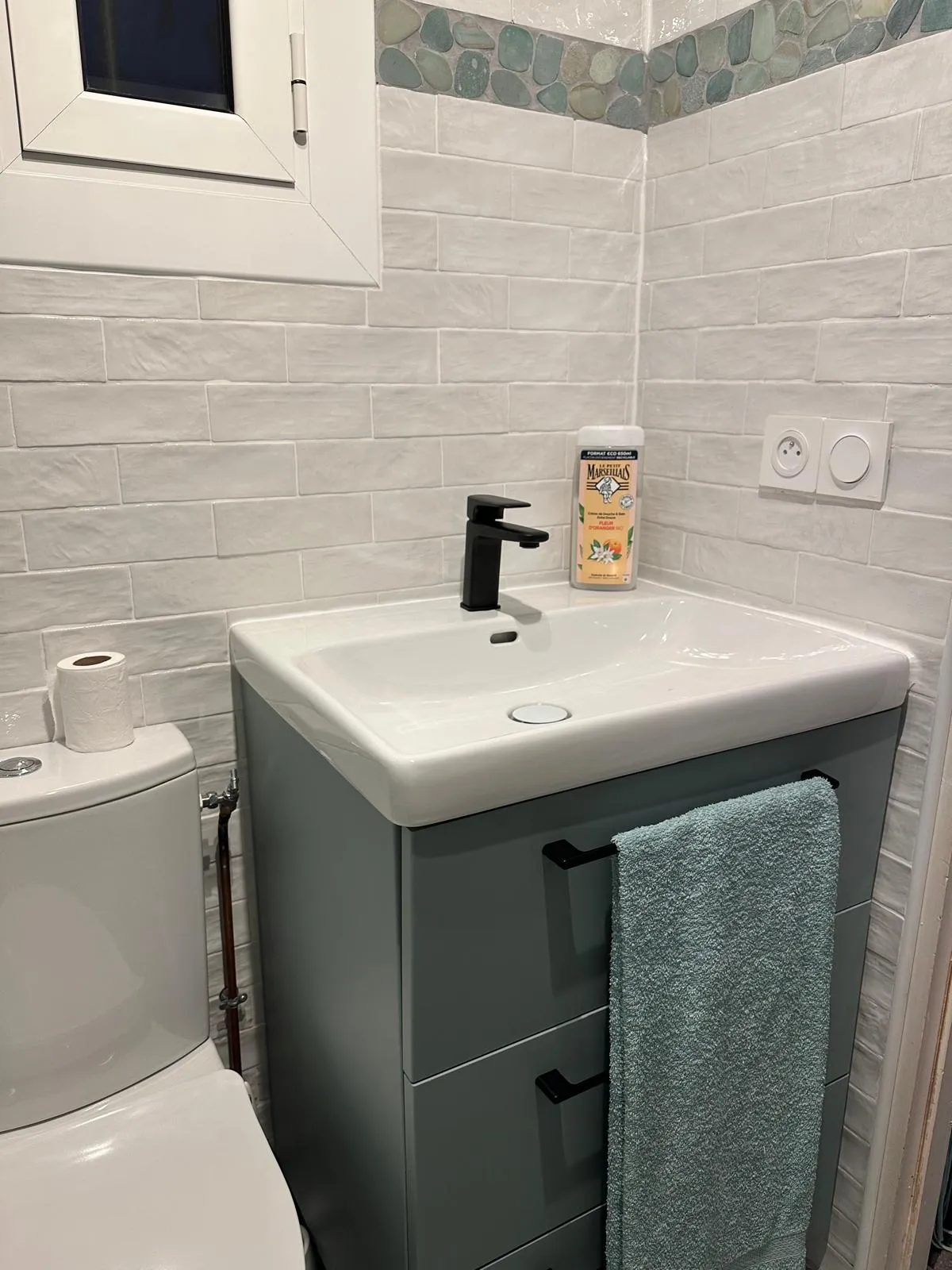 Vasque et miroir de la salle de bain